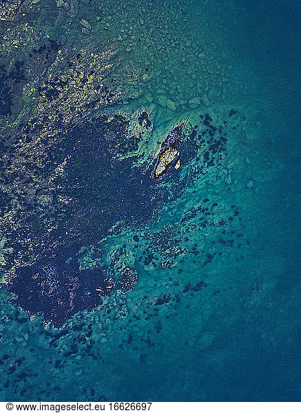 Luftaufnahme von Felsen im Meer