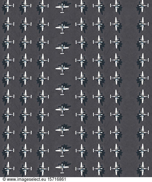 Luftaufnahme von Flugzeugreihen