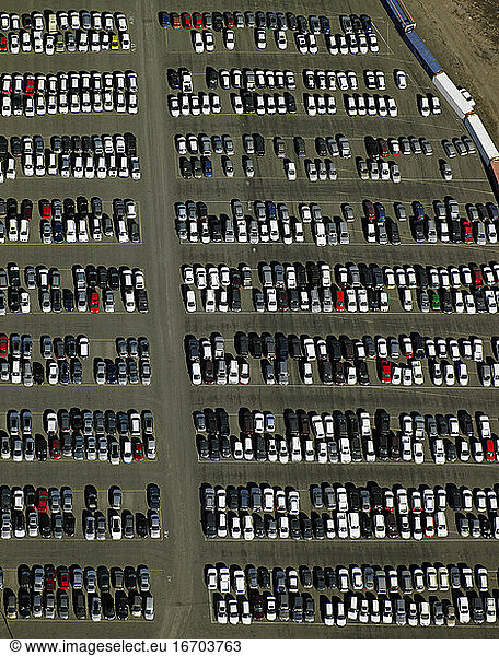 Luftaufnahme von im Hafen von Reykjavik geparkten Autos
