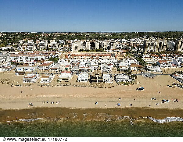 Luftaufnahme von Islantilla  einer Stadt am Meer mit vielen Hotelanlagen  Lepe  Huelva  Spanien  Europa