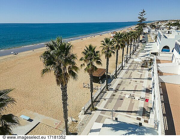 Luftaufnahme von Islantilla  einer Stadt am Meer mit vielen Hotelanlagen  Lepe  Huelva  Spanien  Europa