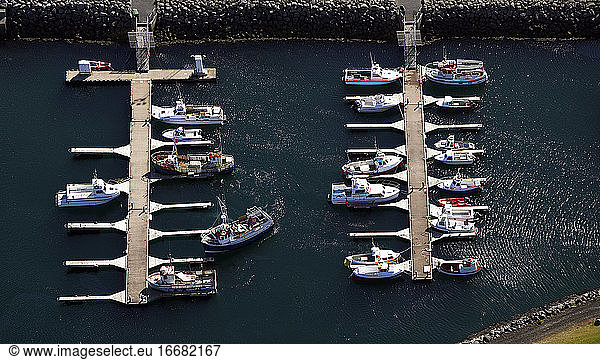 Luftaufnahme von kleinen Fischerbooten im Hafen von Keflavik