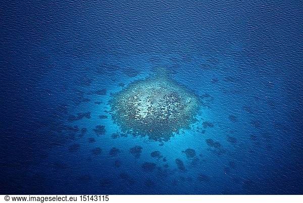 Luftaufnahme von Korallenriffen der Malediven  Indischer Ozean  Felidu Atoll  Luftbild  Luftaufnahme