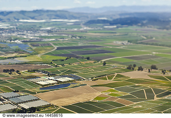 Luftaufnahme von landwirtschaftlich genutztem Ackerland