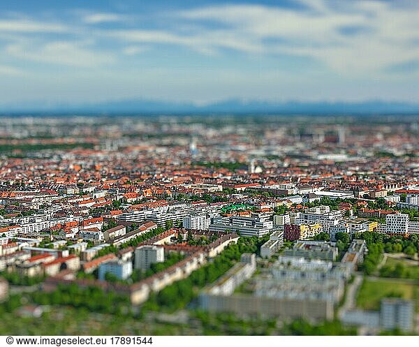 Luftaufnahme von München vom Olympiaturm aus. München  Bayern  Deutschland mit Tilt-Shift-Spielzeug Effekt geringe Schärfentiefe