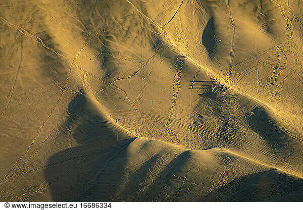 Luftaufnahme von Menschen beim Sandboarding in den Dünen bei der Huacachina-Oase  Ica  Peru