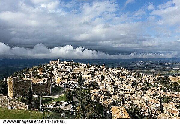 Luftaufnahme von Montalcino und auf das Tal Val d'Orcia Crete Provinz Siena Toskana Italien