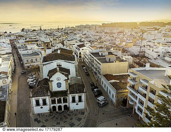 Luftaufnahme von Olhao mit einer Kirche im Vordergrund bei Sonnenuntergang, Algarve, Portugal, Europa