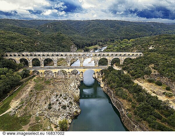 Luftaufnahme von Pont du Gard  Region Languedoc-Roussillon  Frankreich  Unesco-Weltkulturerbe. Römisches Aquädukt überquert den Fluss Gardon in der Nähe von Vers-Pon-du-Gard Languedoc-Roussillon mit 2000 Jahre alt.