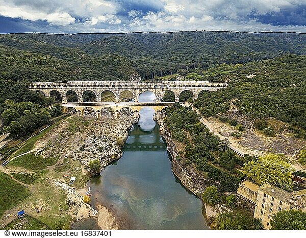 Luftaufnahme von Pont du Gard  Region Languedoc-Roussillon  Frankreich  Unesco-Weltkulturerbe. Römisches Aquädukt überquert den Fluss Gardon in der Nähe von Vers-Pon-du-Gard Languedoc-Roussillon mit 2000 Jahre alt.