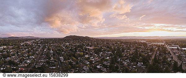 Luftaufnahme von Portland. OR-Nachbarschaft bei Sonnenuntergang