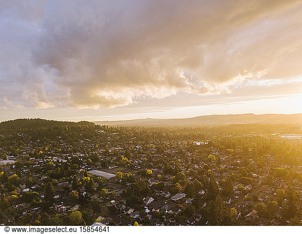 Luftaufnahme von Portland. OR-Nachbarschaft bei Sonnenuntergang