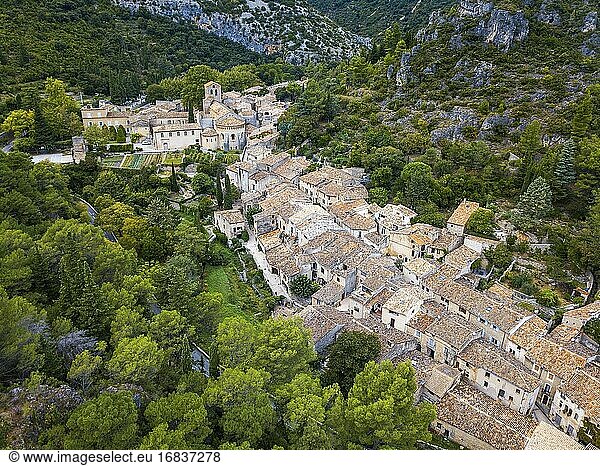 Luftaufnahme von Saint Guilhem le Desert  das als Les Plus Beaux Villages de France (Die schönsten Dörfer Frankreichs) bezeichnet wird  einer Station auf dem Jakobsweg  Herault  Frankreich.