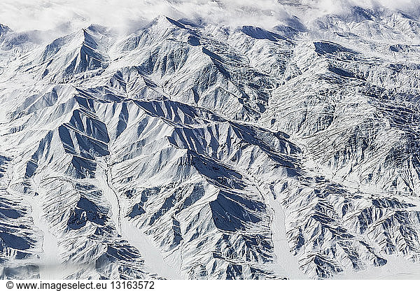 Luftaufnahme von schneebedeckten Bergen  Westchina  Ostasien