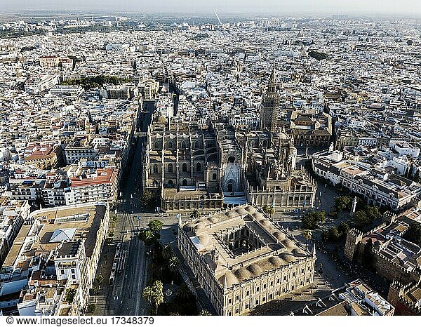 Luftaufnahme von Sevilla mit der riesigen Kathedrale von Sevilla  Andalusien  Spanien  Europa