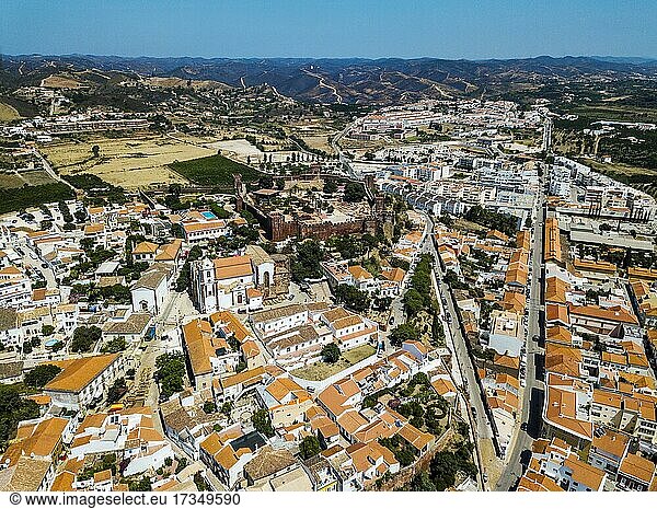 Luftaufnahme von Silves mit maurischer Burg und historischer Kathedrale  Algarve  Portugal  Europa