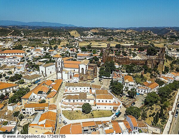 Luftaufnahme von Silves mit maurischer Burg und historischer Kathedrale  Algarve  Portugal  Europa