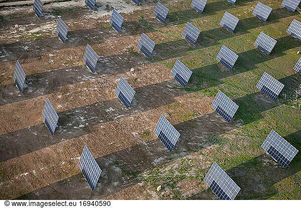 Luftaufnahme von Solarmodulen auf einem Feld  Provinz Huelva  Spanien.