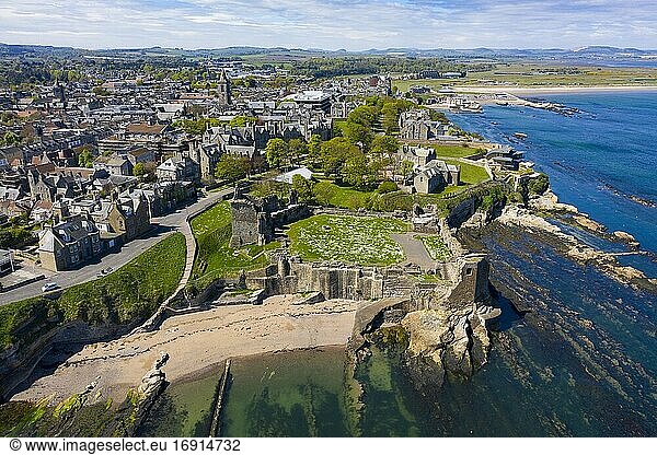Luftaufnahme von St. Andrews Castle und Stadt in St. Andrews  Fife  Schottland  UK.