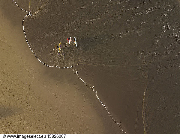 Luftaufnahme von Surfern am Strand