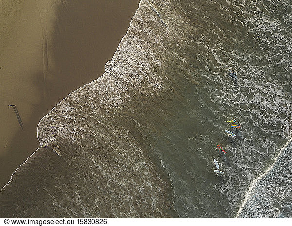 Luftaufnahme von Surfern am Strand