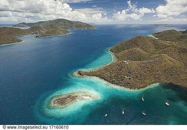 Luftaufnahme von Waterlemon Cay auf St. John  Virgin Island  mit der Insel Tortola auf den Britischen Jungferninseln in der Ferne.