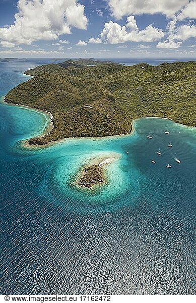 Luftaufnahme von Waterlemon Cay mit Booten  die in der Bucht auf der Insel St. John in den United States Virgin Islands anlegen.