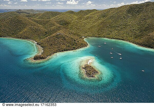 Luftaufnahme von Waterlemon Cay mit Booten  die in der Bucht auf der Insel St. John in den Vereinigten Staaten von Virgin Islands anlegen.