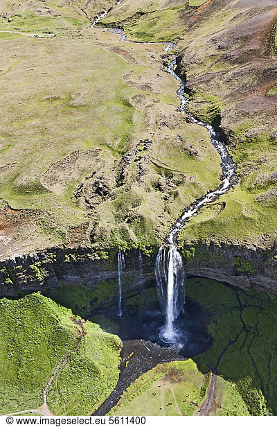 Luftaufnahme  Wasserfall Seljalandsfoss am Rande des Hochlandes von Island  Europa