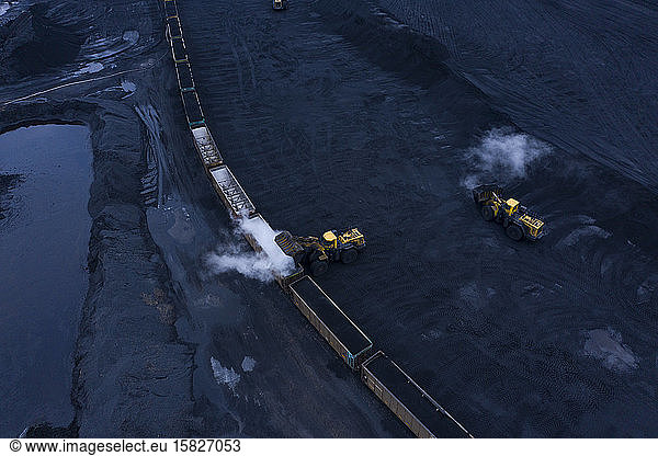 Luftaufnahmen über einer Raffinerie in der Dämmerung