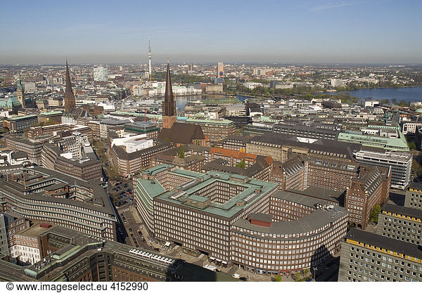 Luftbild  Blick über die Hamburger Innentadt. Im Vordergrund der Sprinkenhof und das Chilehaus  Hamburg  Deutschland