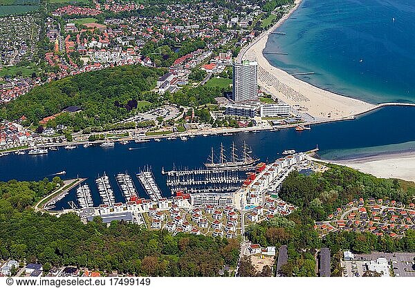 Luftbild der Travemündung in die Ostsee  Fluss  Meer  Hotel  Strand  Hafen  Passat  Haus  Wohnen  Wasser  Travemünde  Schleswig Holstein  Deutschland  Europa