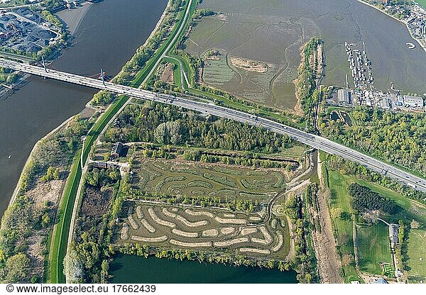 Luftbild der Wasserfläche zum Schutz des Schierlings-Wasserfenchel auf der Billwerder Insel  Naturschutz  Pflanze  Biotop  Holzhafen  Billwerder  Hamburg  Deutschland  Europa