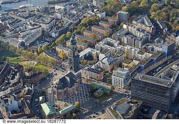 Luftbild des Wohnviertel um den Michel  Kirche  Wohnen  St. Michaelis  Wahrzeichen  Neustadt  Hamburg  Deutschland  Europa