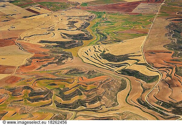 Luftbild einer spanische Landschaft bei Segovia  abgeerntete Felder  Streifen ohne Bewuchs  gepflügte Bereiche bringen diese Farben und Formen  Landwirtschaft  Kastilien Leon  Spanien  Europa