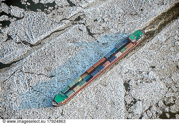 Luftbild eines Binnenschiff bei Eisgang auf der Elbe  Transport  Verkehr  Wetter  Klima  Schleswig- Holstein  Niedersachsen  Deutschland  Europa