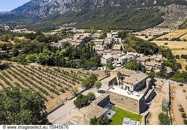Luftbild Ortschaft Orient  Urbanisation d'Alaro  Serra de Tramuntana  Mallorca  Balearen  Spanien  Europa