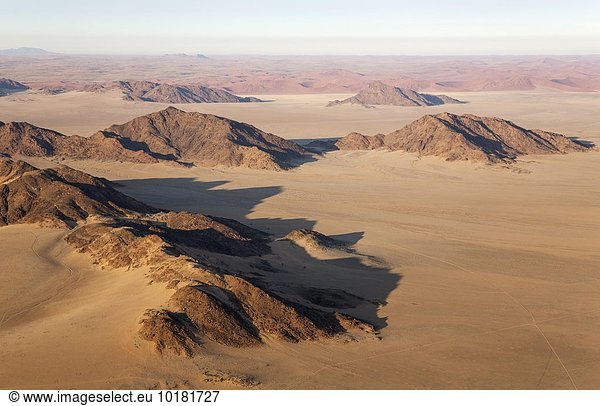 Luftbild  Trockengebiete und isolierte Bergrücken am Rande der Namib-Wüste  Namib-Naukluft-Nationalpark  Namibia  Afrika