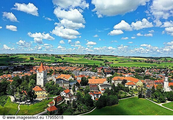 Luftbild von Haag in Oberbayern mit dem Burgturm vom Schloss bei schönem Wetter.  Haag in Oberbayern Oberbayern  Bayern  Deutschland  Europa