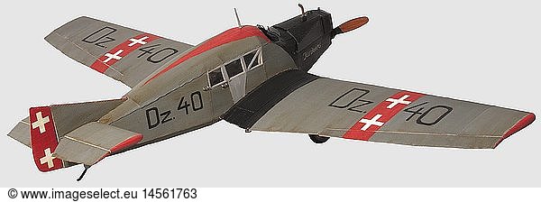 LUFTWAFFE  Junkers F.13 Typ Dz.40  FlugfÃ¤higes Modell  die zusammengesetzte Flugzeugzelle in der AusfÃ¼hrung fÃ¼r den Freistaat Danzig  der Rumpf mit Dummy-TÃ¼ren fÃ¼r die verglaste Passagierkabine  offene Piloten-Cockpits  bewegliche Quer-  Seiten- und HÃ¶henruder  Dummy-Auspuff  die Motorhaube bezeichnet 'Junkers '  Buchenholz(?) Zweiblattpropeller (Durchmesser 46 cm)  verstrebtes Fahrwerk mit gummibereiften RÃ¤der und Hecksporn  Spannweite 206 cm