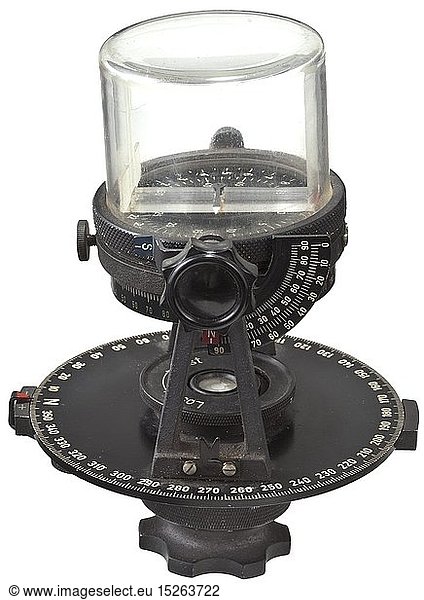 LUFTWAFFE  Sonnenkompass fÃ¼r Hochgeschwindigkeitsflugzeuge (Me-262) Der Kompass mit eingebauter Uhr von der Fa. C. Plath  Hamburg. Uhr mit 24h-Zifferblatt  Junghans '8-Tage Werk' Modell 'J30E'. Zur aufrechten Montage der Uhr gehÃ¶rt eine Klemmvorrichtung mit Kugelkopf und LederbehÃ¤lter mit Beschriftung 'SoKo' (= Sonnenkompass). Oberseite mit Kunststoffglaszylinder. Uhr lÃ¤uft an  FlÃ¼ssigkeit im Kompass vorhanden. Der Sonnenkompass wurde fÃ¼r die Kalibrierung der Bord-Kompasse in JÃ¤gern  insbesondere im ersten DÃ¼sen-Kampfflugzeug Me-262 und in Kampfflugzeugen  aber auch Bodenfahrzeugen genutzt. Vgl. hierzu Knirim  MilitÃ¤ruhren  S. 398-401. AuÃŸerordentlich seltener und interessanter AusrÃ¼stungsgegenstand der fliegenden VerbÃ¤nde.