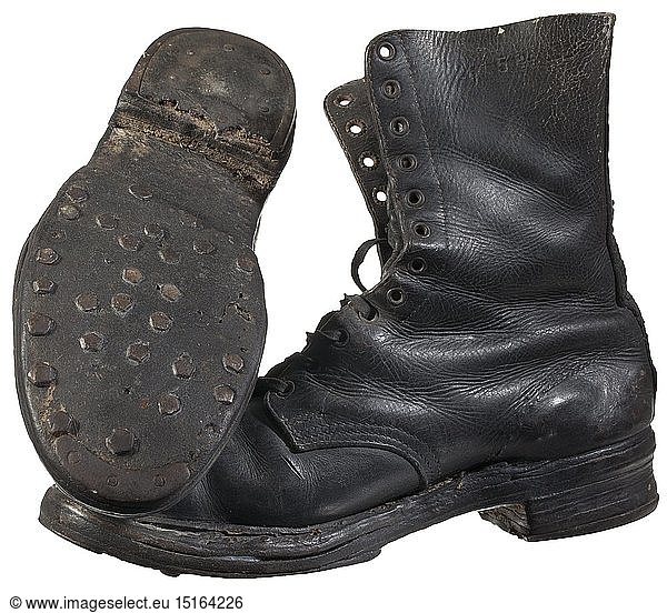 LUFTWAFFE  Stiefel fÃ¼r FallschirmjÃ¤ger  2. Modell Gefertigt aus schwarzem Leder  zwÃ¶lf SchnÃ¼rlÃ¶cher  originale genagelte (NÃ¤gel teils zeitgenÃ¶ssisch ergÃ¤nzt) Ledersohlen. Auf dem Schaft jeweils gestempelt '27 1/2 5 44 20'. Extrem selten  deutlich getragener Zustand.