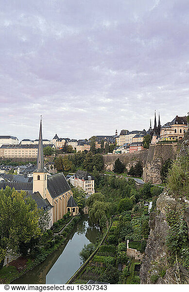 Luxemburg  Luxemburg-Stadt  Blick von den Casemates du Bock  Schloss Lucilinburhuc auf die Benediktinerabtei Neumünster und die Kirche St. Johannes an der Alzette