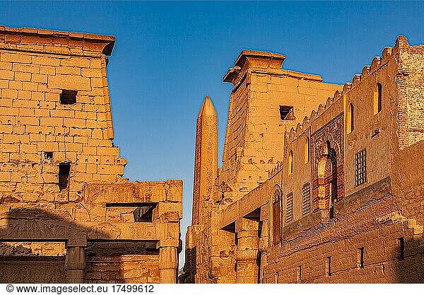 Luxor-Tempel mit Moschee  Theben  Ägypten  Luxor  Theben  Ägypten  Afrika