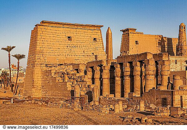 Luxor-Tempel mit Moschee  Theben  Ägypten  Luxor  Theben  Ägypten  Afrika