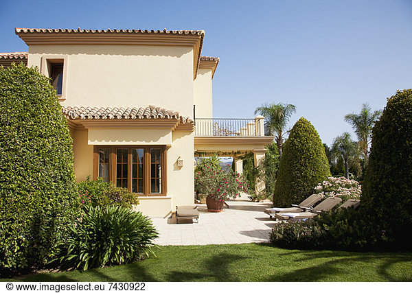 Luxuriöse spanische Villa und Terrasse
