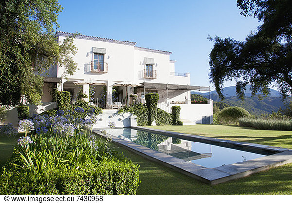 Luxuriöser Pool und Villa