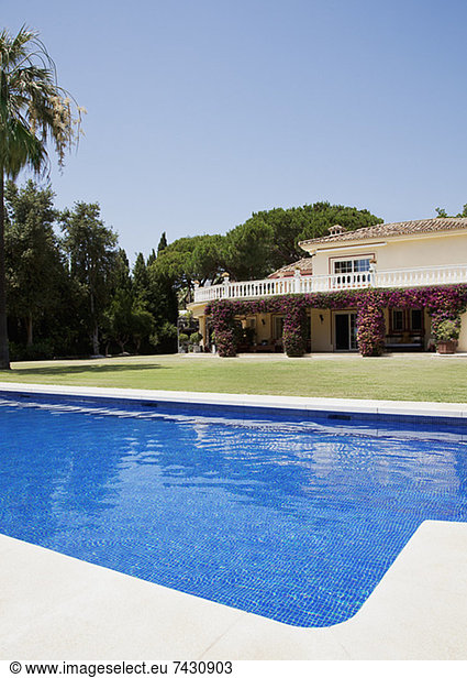 Luxuriöser Rundenpool und spanische Villa