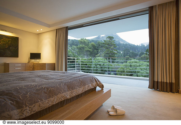 Luxuriöses Schlafzimmer mit Bergblick