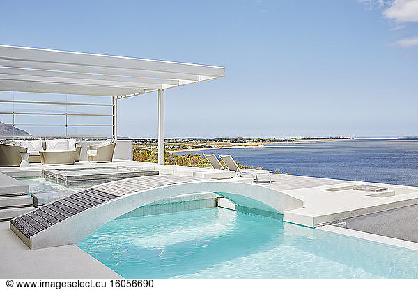 Luxuriöses Strandhaus mit Pool
